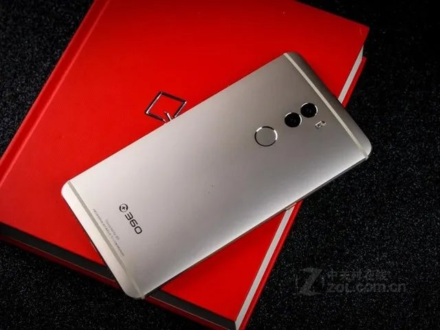 360手机Q5标准版2099元 Q5 Plus售2699元