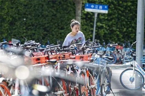 私家车被共享单车重重包围，给你的出行带来什么影响？