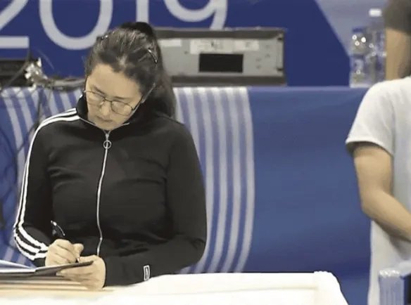 巩俐探班中国女排训练！为演好教练郎平认真做笔记