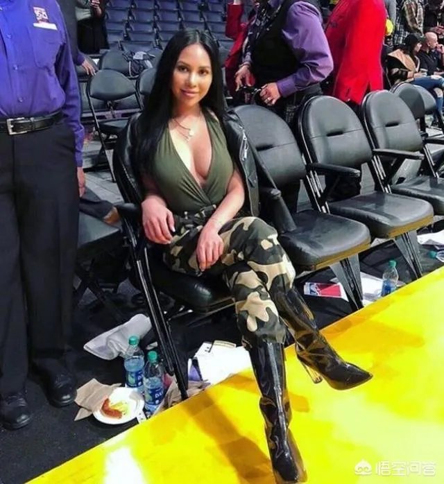 美媒爆出库兹马与前女友复合，并且坐在了斯台普斯场边，而球迷直呼太火辣，你怎么看？