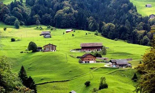 一滴水，只有溶入大海，才能永不消逝；一粒沙，只有投入大地，才能聚集力量。一个人只有依托集体，才能实现价值。