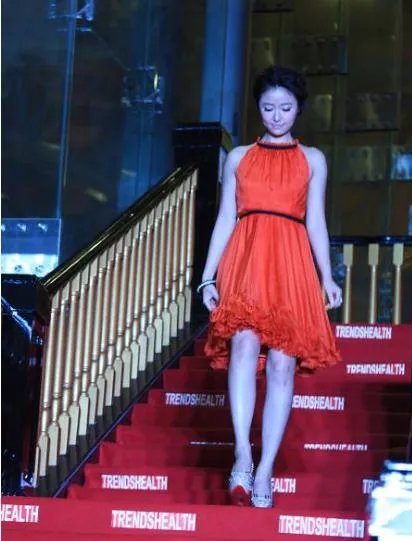 林心如婚纱被网友说丑，是她眼光差还是刻意低调？