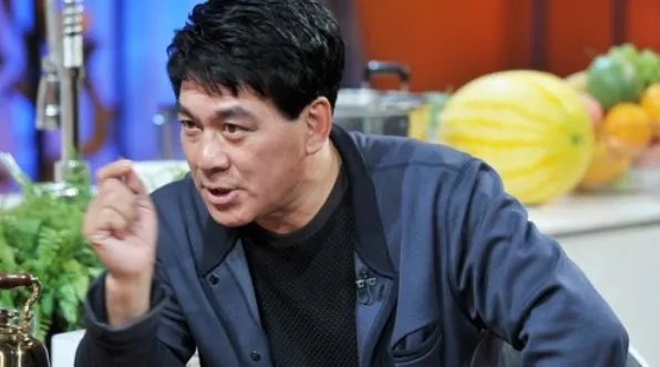 65岁朱时茂与妙龄女子搂抱吻别，是炒作还是事实？