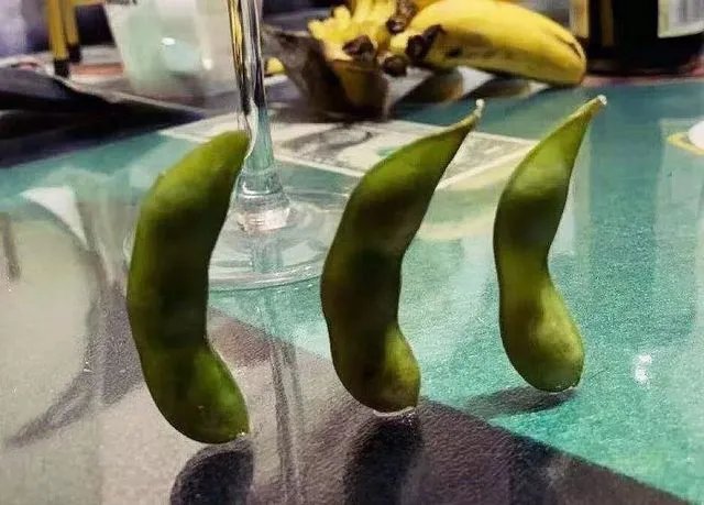 昨天“立扫把”，今天倒立上厕所？沙雕网友的脑洞有多大！