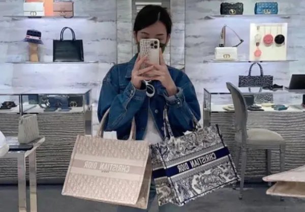 方媛因选包问题引发网友热议，她是如何回应的？