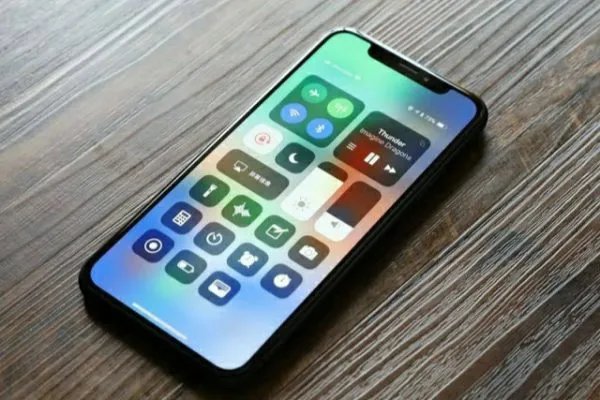 你觉得苹果手机什么时候会取消刘海，变成真正的全面屏？