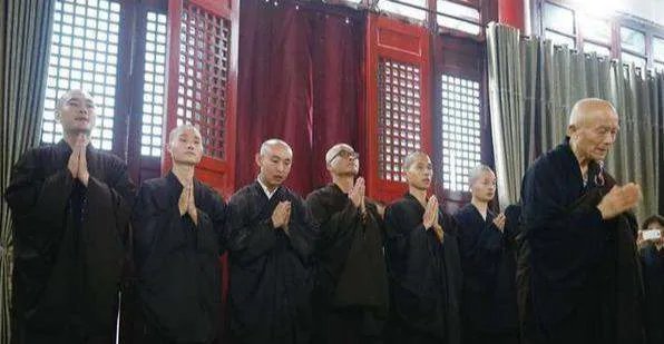 中国首个“剃度出家”的富豪老总，隐居深山11年，家人拒绝相认，为何？