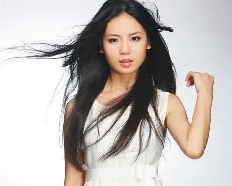 2009快乐女声黄英近况曝光  挺大肚与老公逛街