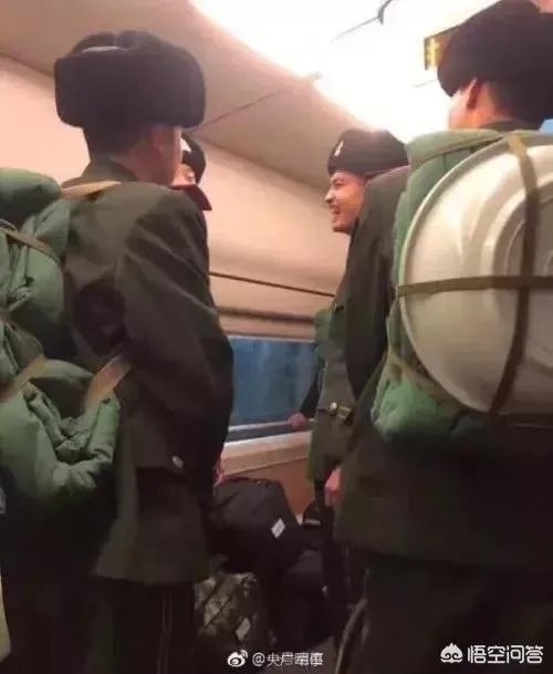 军人坐火车被埋怨不让座,网友怒怼乘客:别给群众丢人,这件事情你怎么看?
