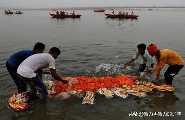 印度的恒河水葬真的对生活在恒河边的居民没有什么大的影响吗?印度政府部门允许这样的做法吗?