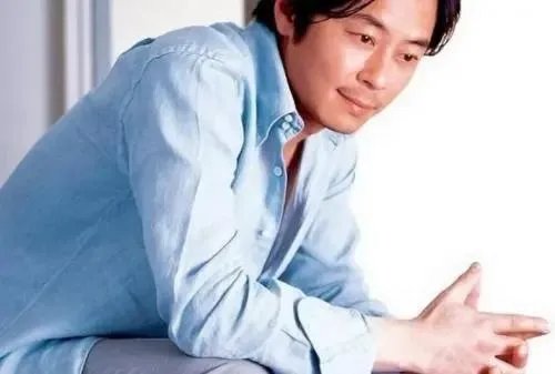 为什么98年的王杰和2000年的王杰变化那么大？