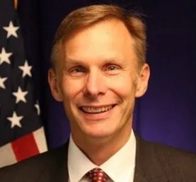 美国驻华首席外交官曾荣获美国务院杰出荣誉奖？