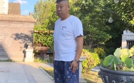 郭德纲小儿子豪宅内开车，脸颊圆润手戴大金镯，指挥他人少爷派足，怎么看？