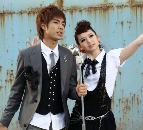 疑林子君戚薇结婚照流出 同性恋史大揭秘震惊网友