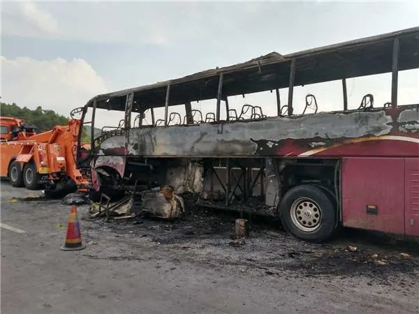 公交车或校车，着火后应该怎么办？