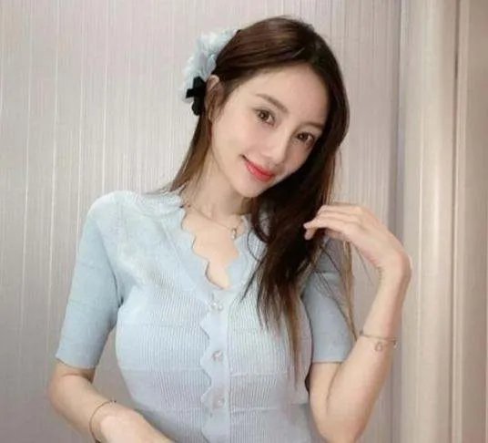 李小璐爆照秀身材,墙根却P变形,腿形与未修图对比差距大,你怎么看?