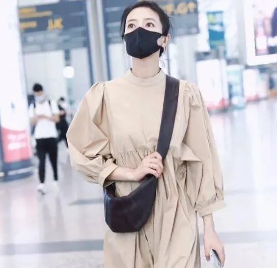 广州街头偶遇高圆圆，扎丸子头气质独特，为何大家都称她为“女神”？