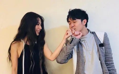 张馨予跟何捷因为上节目认识相恋，你跟你对象是怎么认识在一起的呢？