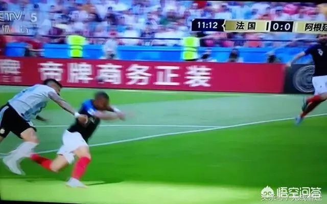 世界杯比赛上法国队对阵阿根廷队,罗霍对姆巴佩的犯规不是应该在禁区外吗,为什么裁判吹了点球?