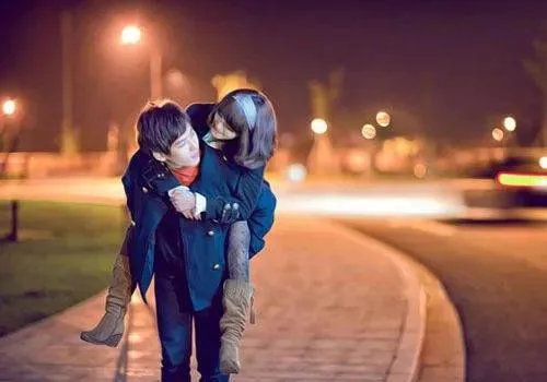 为什么男朋友十指相扣的时候总把我手全部握住?