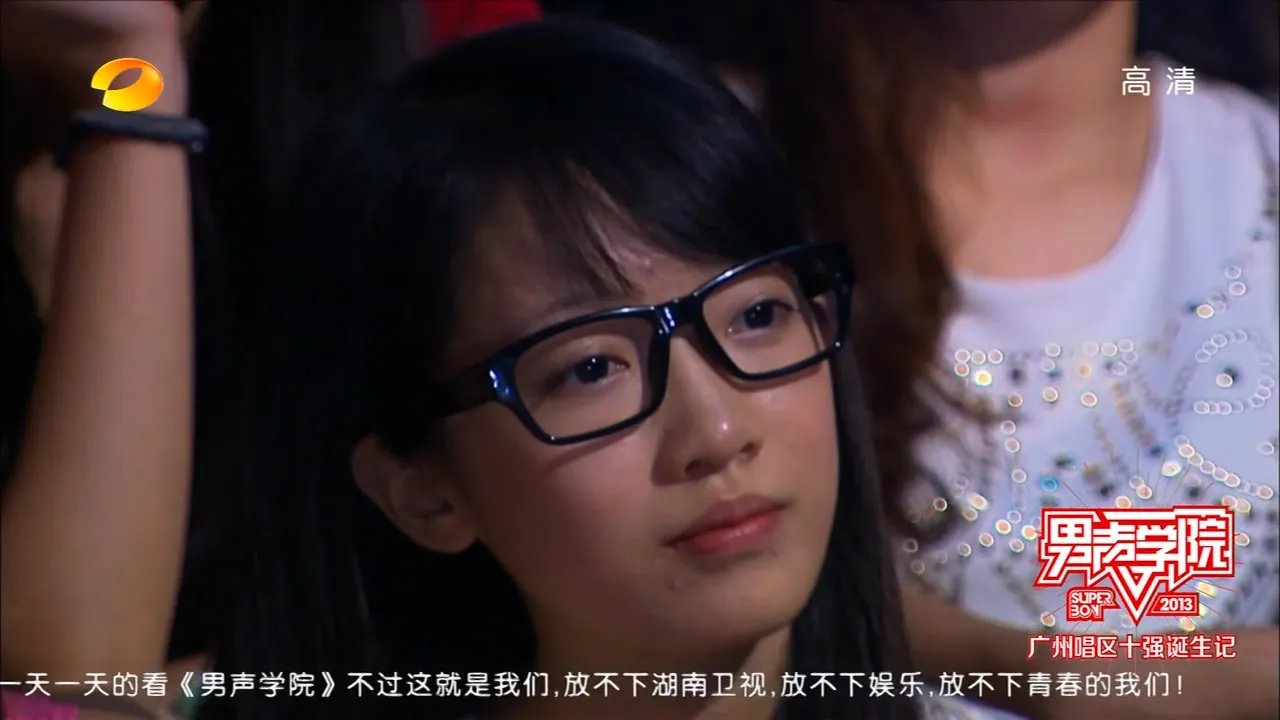 快乐男声长沙赛区郑永单唱《梦一场》，那个带黑框眼镜的女生是谁？怦然心动，麻烦大家了。