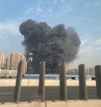 郑州某仓库突发大火,是否有造成人员伤亡?