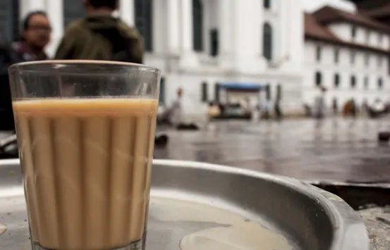 女子火锅配冰奶茶上吐下泻碱中毒，目前该女子情况如何？