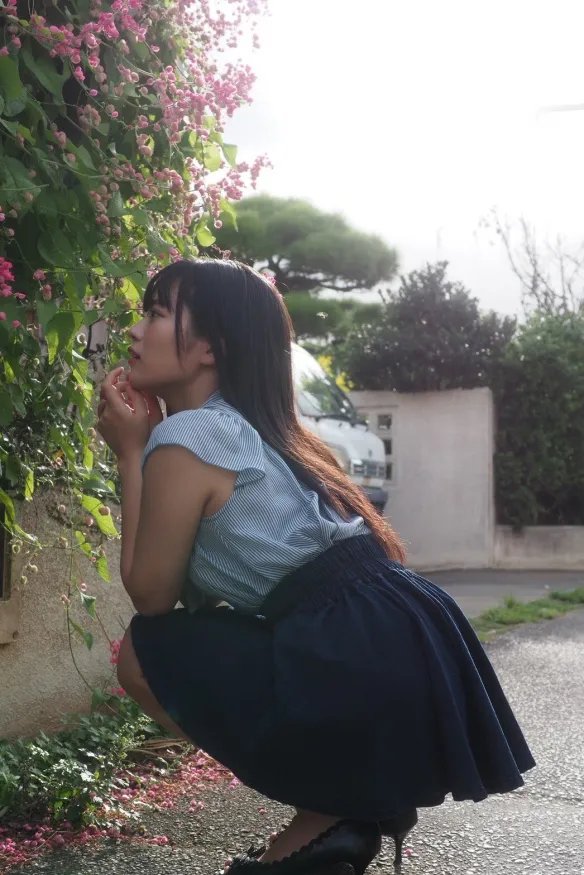 200万人看她组钢弹！萌妹东云うみ翘臀和头灯都拥有！