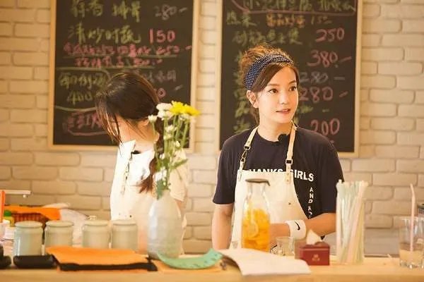 赵薇公开在微博平台回应杨紫的表白，到底是出于什么目的？