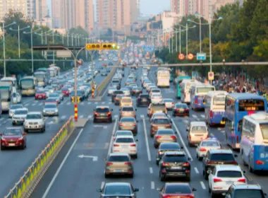 北京一小区内的女童被卷车底不幸身亡，谁将承担此次事故责任？