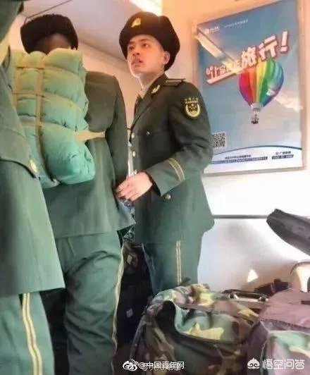 军人坐火车被埋怨不让座,网友怒怼乘客:别给群众丢人,这件事情你怎么看?