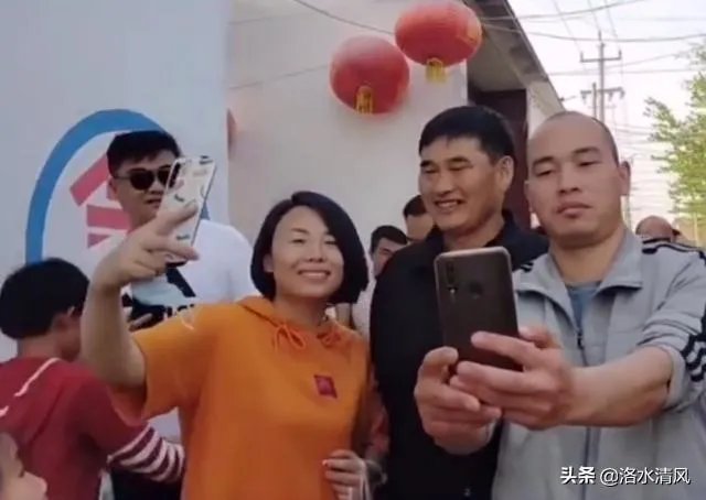 如何看待大衣哥朱之文家门被村民踹开?