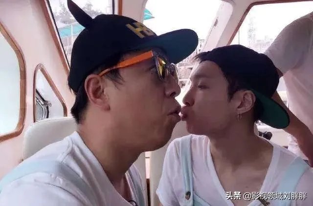 看电视剧时，有没有遇到跟家人一起看到吻戏的尴尬画面？怎么处理较好？