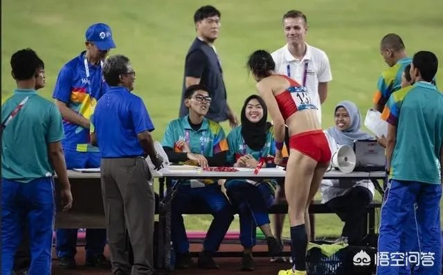 中国撑杆跳女神李玲夺冠后,明目张胆的给裁判和工作人员发糖,对此你怎么看?