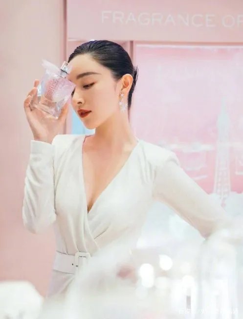 阚清子越来越会穿，一袭蝴蝶袖V领礼服裙，有时尚感吗？