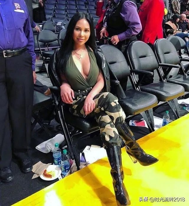 美媒爆出库兹马与前女友复合，并且坐在了斯台普斯场边，而球迷直呼太火辣，你怎么看？