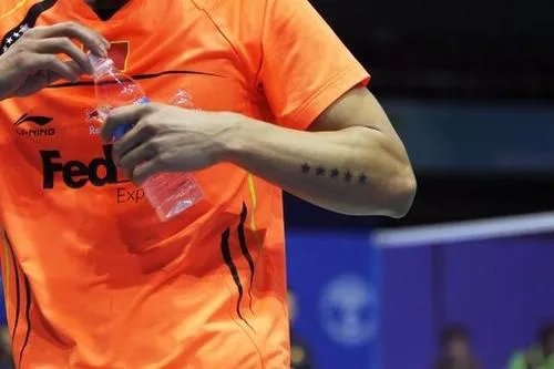 林丹身为一位军人，却为什么能纹身？