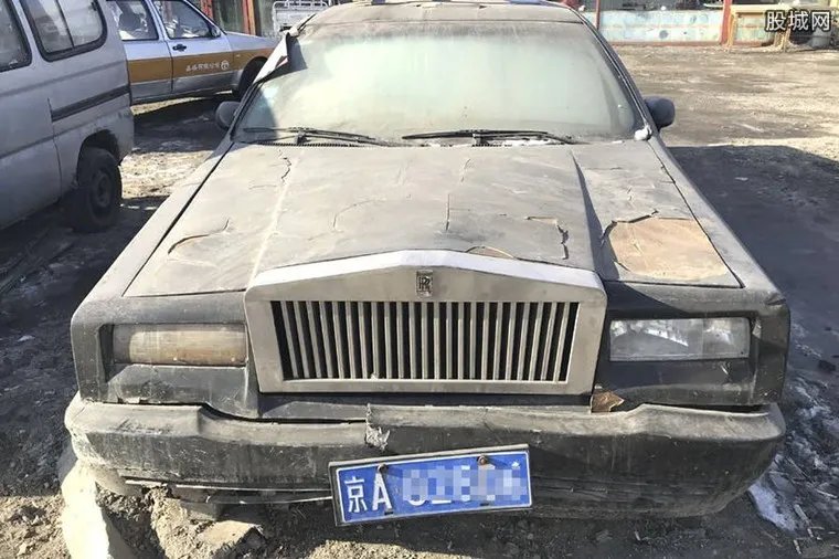 劳斯莱斯被弃街头 千万级豪车竟沦为杂物仓库