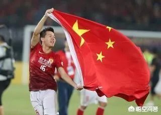 恒大黄博文带娃去旅游,六一节享受美食与海滩,你是怎么看的?