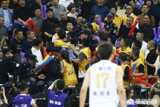 季后赛广厦无缘四强，比赛中球迷突然爆发冲突，打架者被带离球场，当时发生了什么？