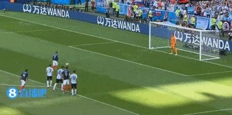 世界杯比赛上法国队对阵阿根廷队,罗霍对姆巴佩的犯规不是应该在禁区外吗,为什么裁判吹了点球?