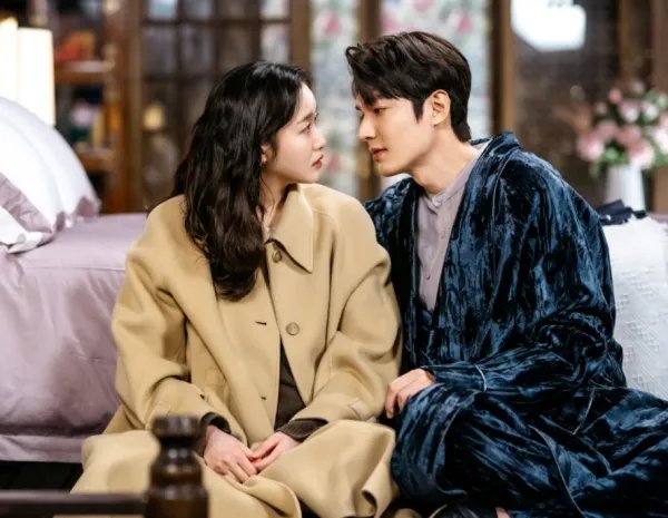 永远的君主 为什么两个世界的人会有感应