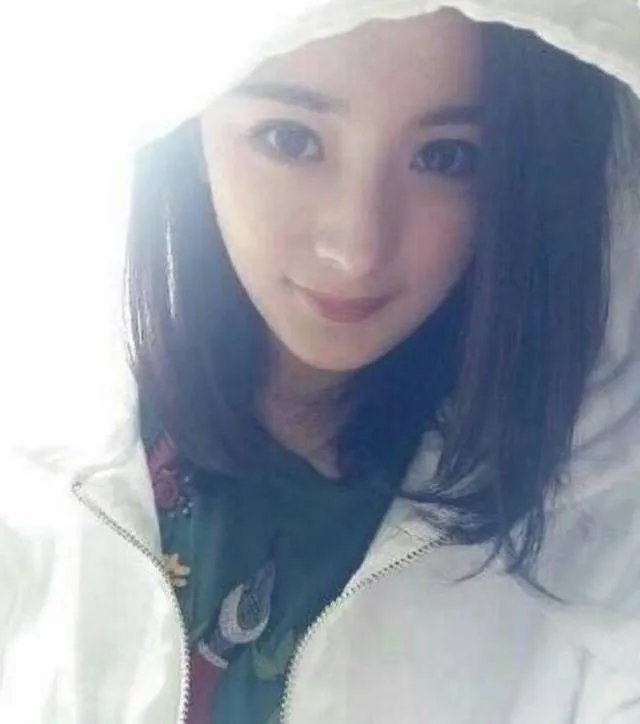 八张照片有七个是杨幂的替身，你能猜对了吗