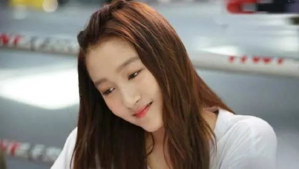 关晓彤鹿晗深夜激吻被拍,关晓彤对此作何回应?