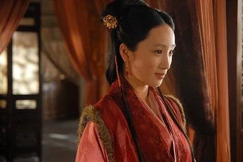 新红楼梦里饰演花袭人李艳的一张剧照。