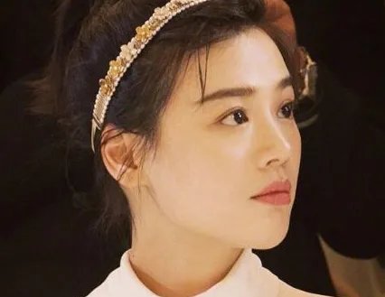 不少人说马思纯能红是周冬雨带动的，真的是这样的吗？