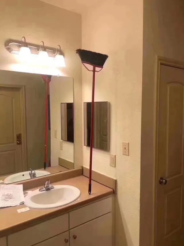 昨天“立扫把”，今天倒立上厕所？沙雕网友的脑洞有多大！