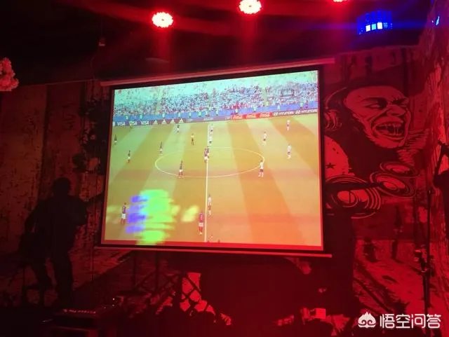 世界杯比赛上法国队对阵阿根廷队,罗霍对姆巴佩的犯规不是应该在禁区外吗,为什么裁判吹了点球?