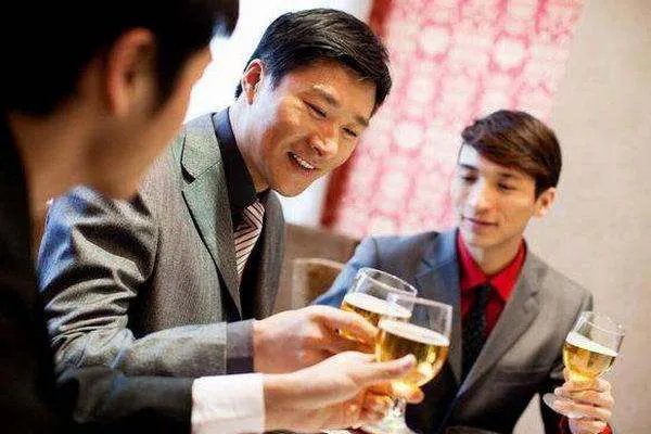 3男子聚餐喝117瓶啤酒，人均39斤，你能做到吗？