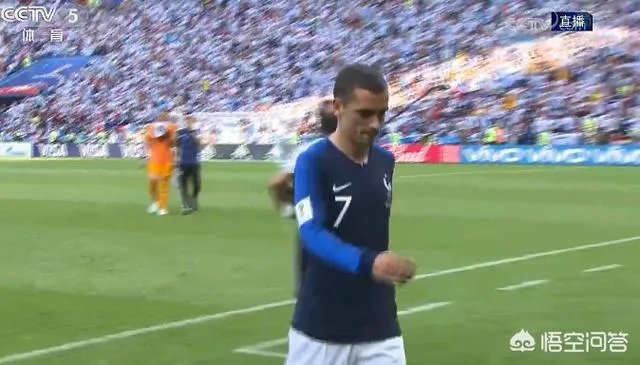 世界杯比赛上法国队对阵阿根廷队，罗霍对姆巴佩的犯规不是应该在禁区外吗，为什么裁判吹了点球？